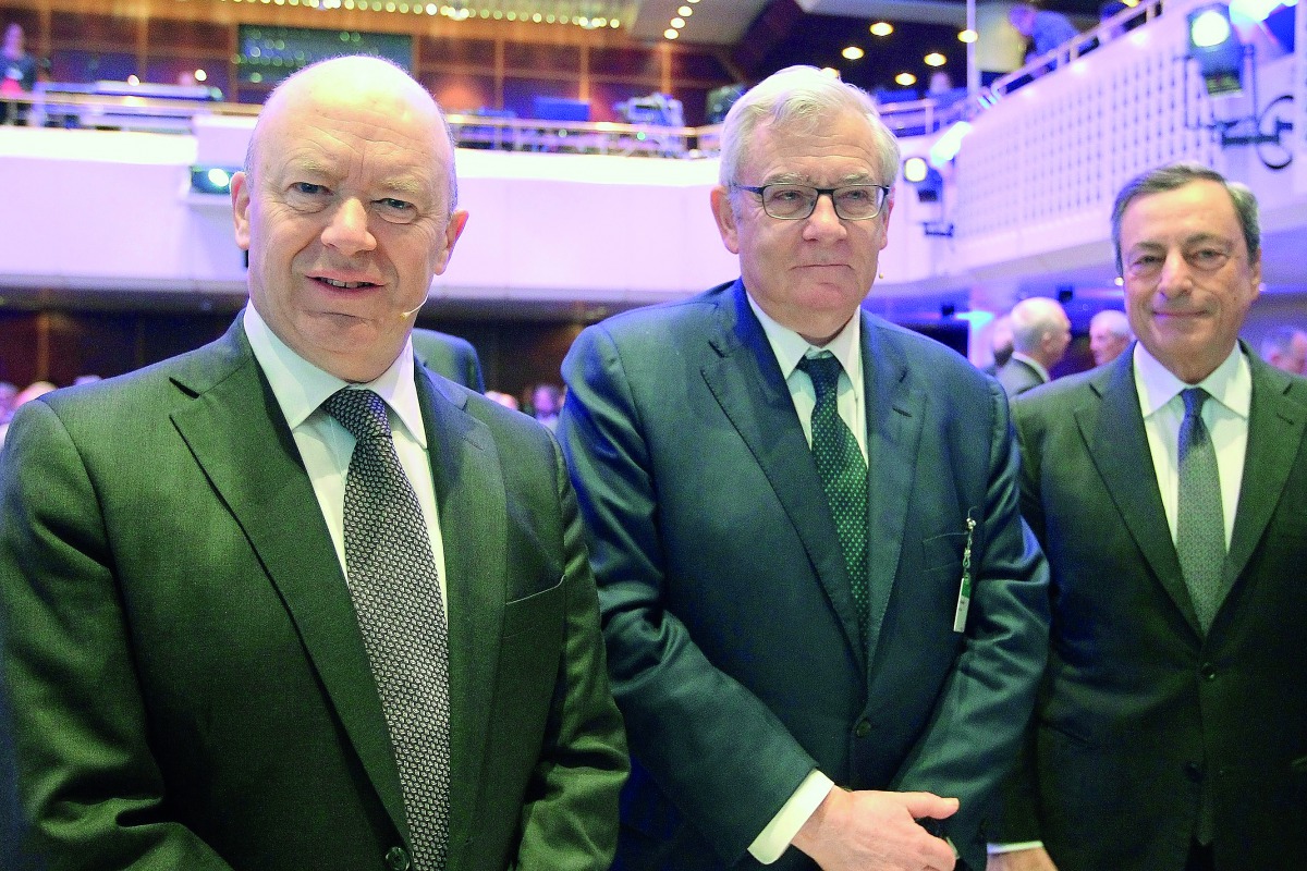 Deutsche Bank's CEO, John Cryan (L) poses next to Mario Draghi (R), President of the European Central Bank (ECB) and BNP Paribas' Chairman Jean Lemierre (C) during the ECB Congress on November 17, 2017 in Frankfurt am Main, Germany.  AFP / Daniel Roland