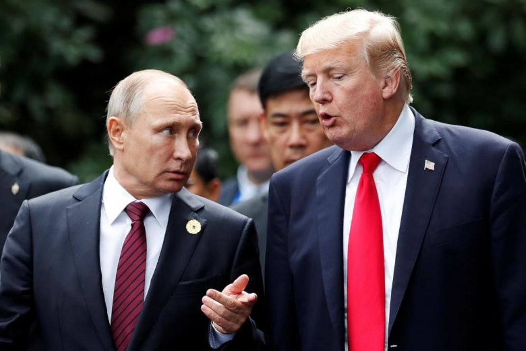 US President Donald Trump and Russia's President Vladimir Putin talk during the family photo session at the APEC Summit in Danang, Vietnam on Nov 11, 2017.PHOTO: REUTERS.