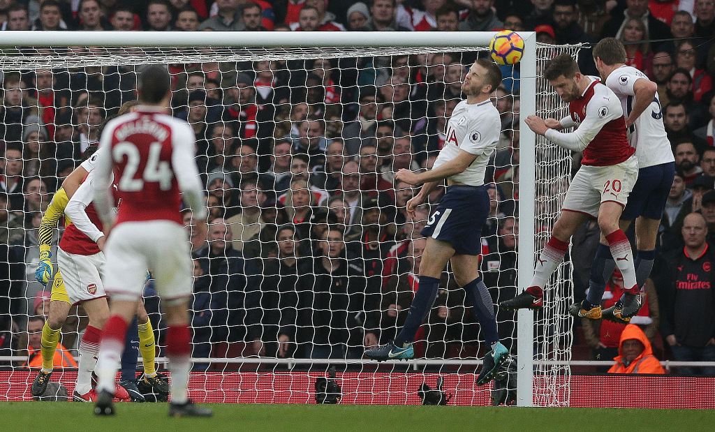 Arsenal's German defender Shkodran Mustafi (2R) heads the ball to score the opening goal during the English Premier League football match between Arsenal and Tottenham Hotspur at the Emirates Stadium in London on November 18, 2017. (AFP / Daniel LEAL-OLIV