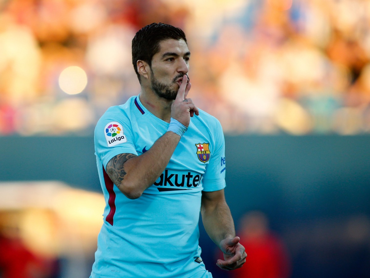Barcelona's Uruguayan forward Luis Suarez celebrates after scoring a goal during the Spanish league football match Leganes vs Barcelona at the Butarque stadium in Leganes on November 18, 2017. / AFP / OSCAR DEL POZO