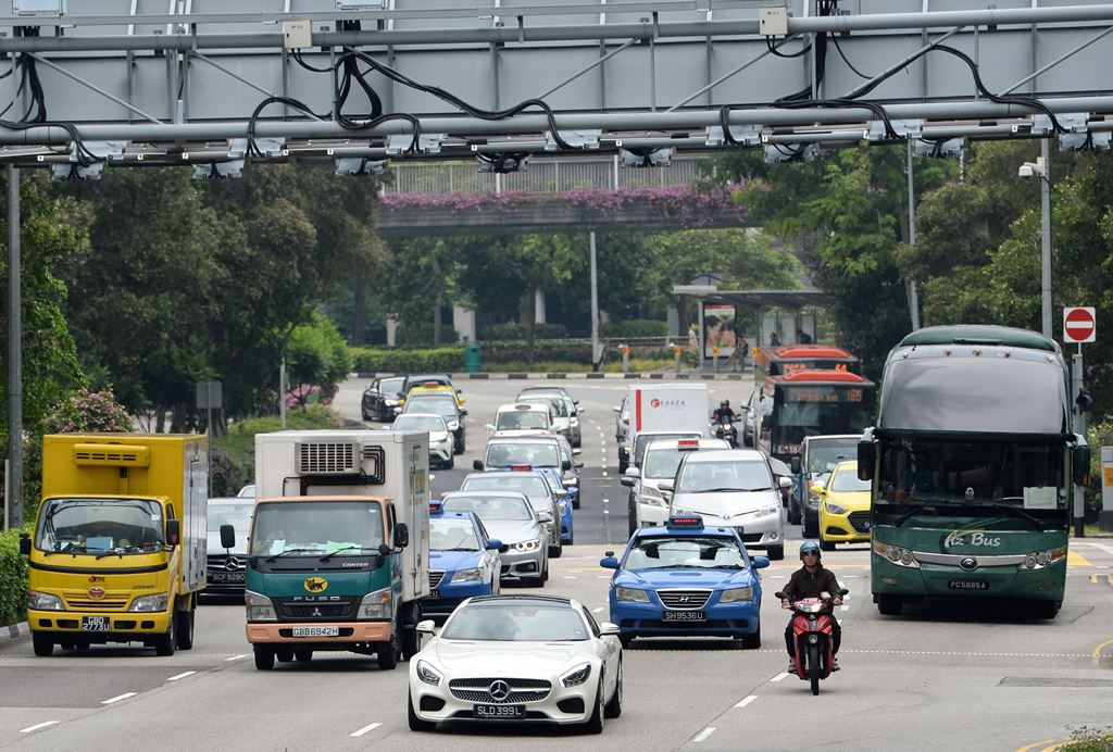 This photo taken on October 24, 2017 shows motorists entering the central business district in Singapore. AFP / ROSLAN RAHMAN 
