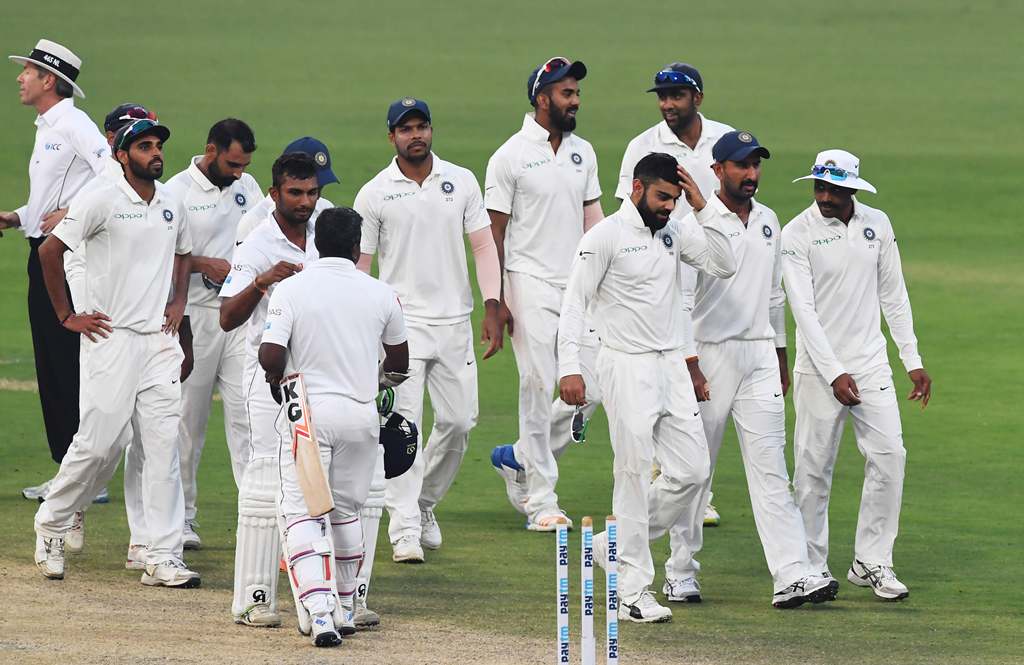 Indian captain Virat Kohli (3R) and teammates walk off the pitch after bad light stopped play on the final day of the first Test between India and Sri Lanka at the Eden Gardens cricket stadium in Kolkata on November 20, 2017. The match ended in a draw. (A