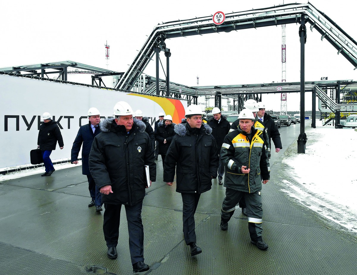 Russian Prime Minister Dmitry Medvedev (C) and Rosneft Chief Executive Igor Sechin (L) inspect production facilities at the Kondinsky group of oil fields in Khanty-Mansi Autonomous District - Yugra, Russia November 21, 2017. Sputnik/Alexander Astafyev/Reu