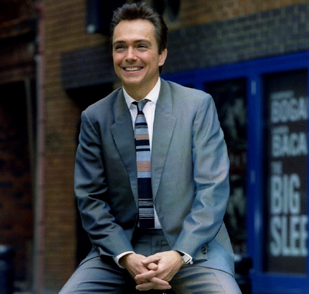 FILE PHOTO - David Cassidy poses for photographers outside the Phoenix theatre in London, October 23, 1995. REUTERS/Andrew Shaw/File Photo

