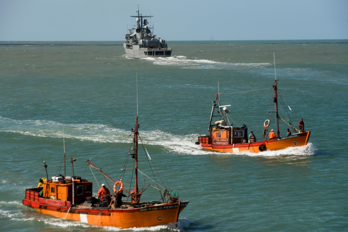 Argentina's Navy destroyer ARA Sarandi sails off to take part in the search of missing submarine ARA San Juan, from the north breakwater of Argentina's Navy base in Mar del Plata, on the Atlantic coast south of Buenos Aires, on November 21, 2017. AFP / Ei