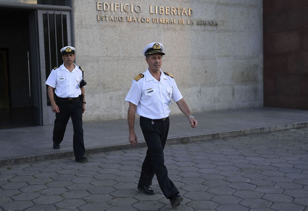 A photo of Argentine Navy spokesman, Captain Enrique Balbi (R) heads for a press conference to announce last news on the missing ARA San Juan submarine, outside the Navy headquarters in Buenos Aires, on November 22, 2017. / AFP / TELAM / VICTOR CARREIRA