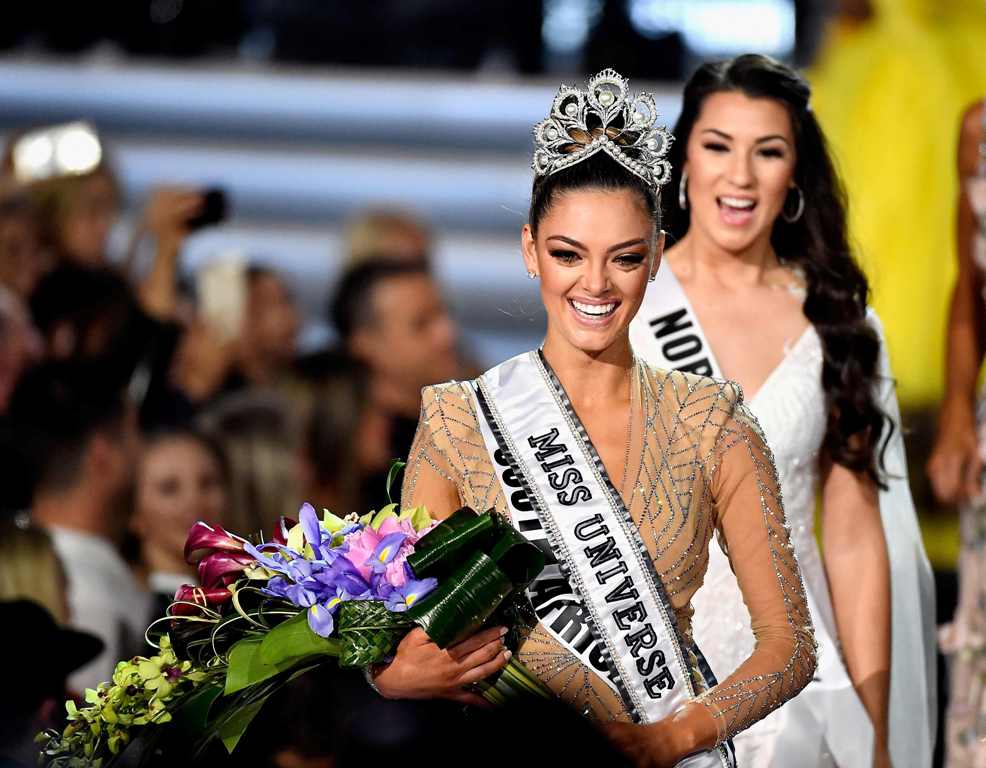 Miss South Africa 2017 Demi-Leigh Nel-Peters (L) reacts after being named the 2017 Miss Universe during the 2017 Miss Universe Pageant on November 26, 2017 in Las Vegas, Nevada. / AFP / GETTY IMAGES NORTH AMERICA / Frazer Harrison.
