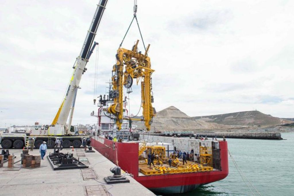 At the port of Comodoro Rivadavia, a ship carrying the submarine rescue vehicle cast off and headed toward the search zone. PHOTO: AFP.