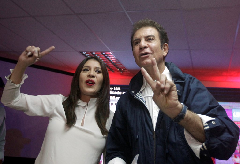 Salvador Nasralla, presidential candidate for the Opposition Alliance Against the Dictatorship gestures with his wife Iroshka Elvir as he speaks to supporters after the presidential election in Tegucigalpa, Honduras November 27, 2017. REUTERS/Jorge Cabrer
