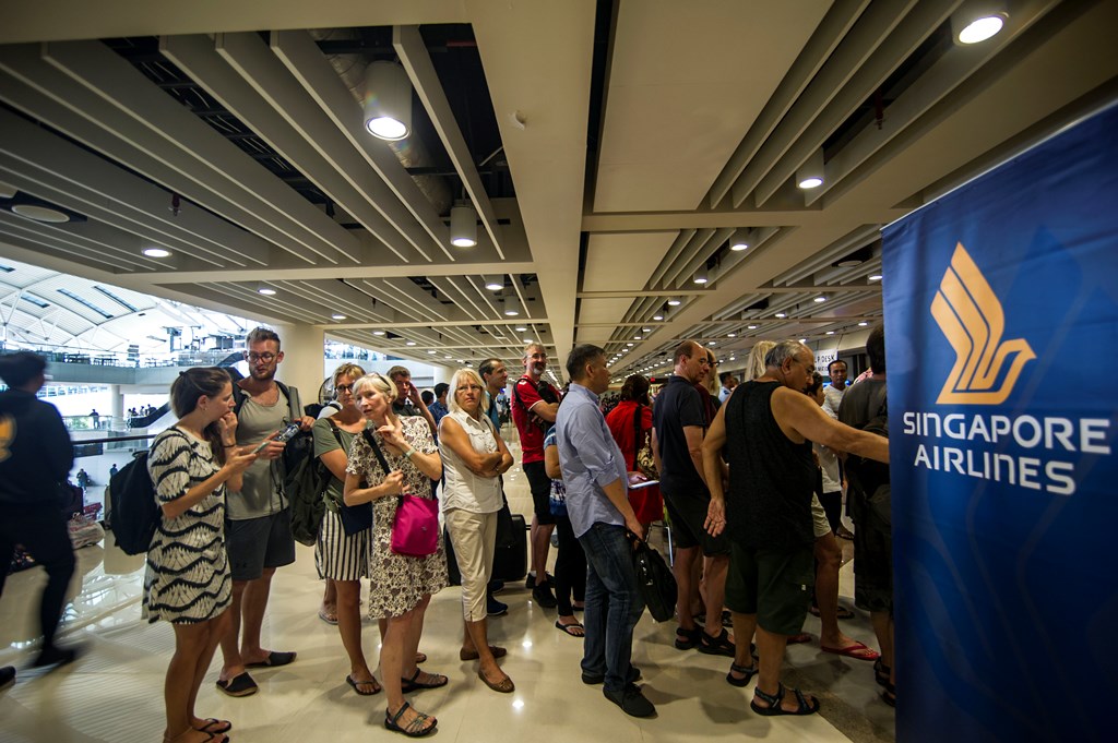 Passengers gather at the Ngurah Rai International airport in Denpasar, Bali on November 28, 2017 to wait for possible flights out. AFP / JUNI KRISWANTO