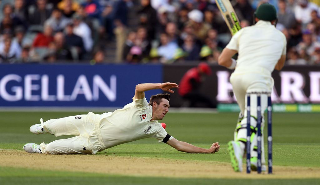 England paceman Craig Overton (L) dives in an attempt to take a catch from Australia's batsman Steve Smith (R) on the first day of the second Ashes cricket Test match in Adelaide in December 2, 2017. (AFP / WILLIAM WEST)
