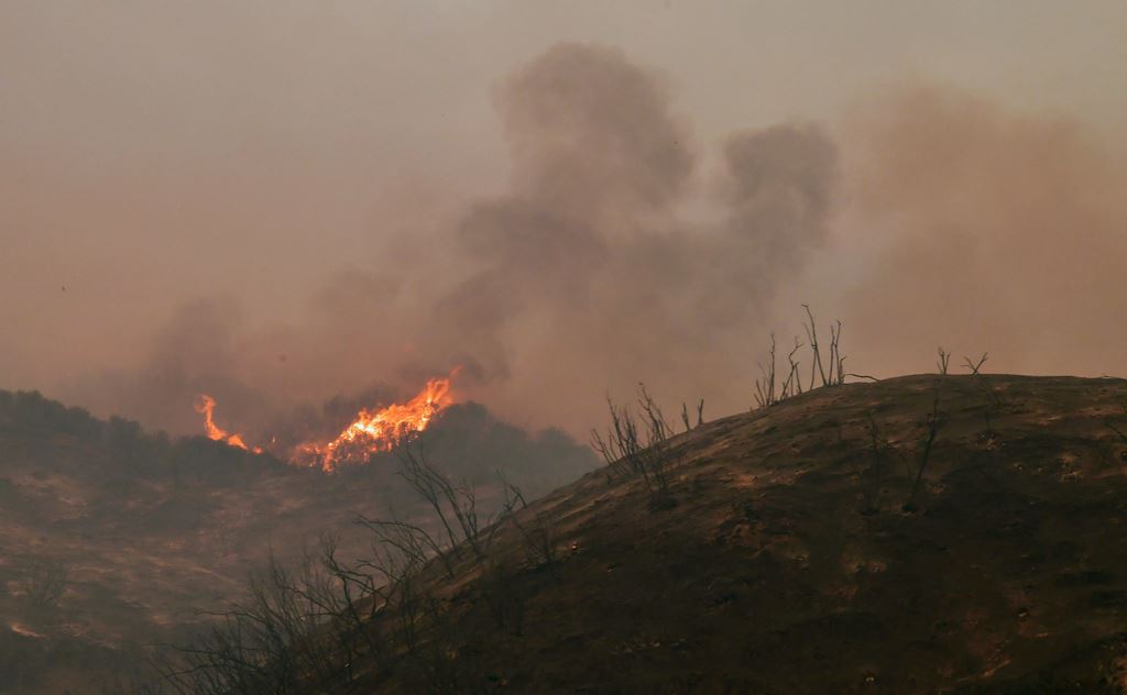 Fire rages from a mountaintop in the Los Padres National Forest north of Ojai, California on December 8, 2017. AFP / FREDERIC J. BROWN