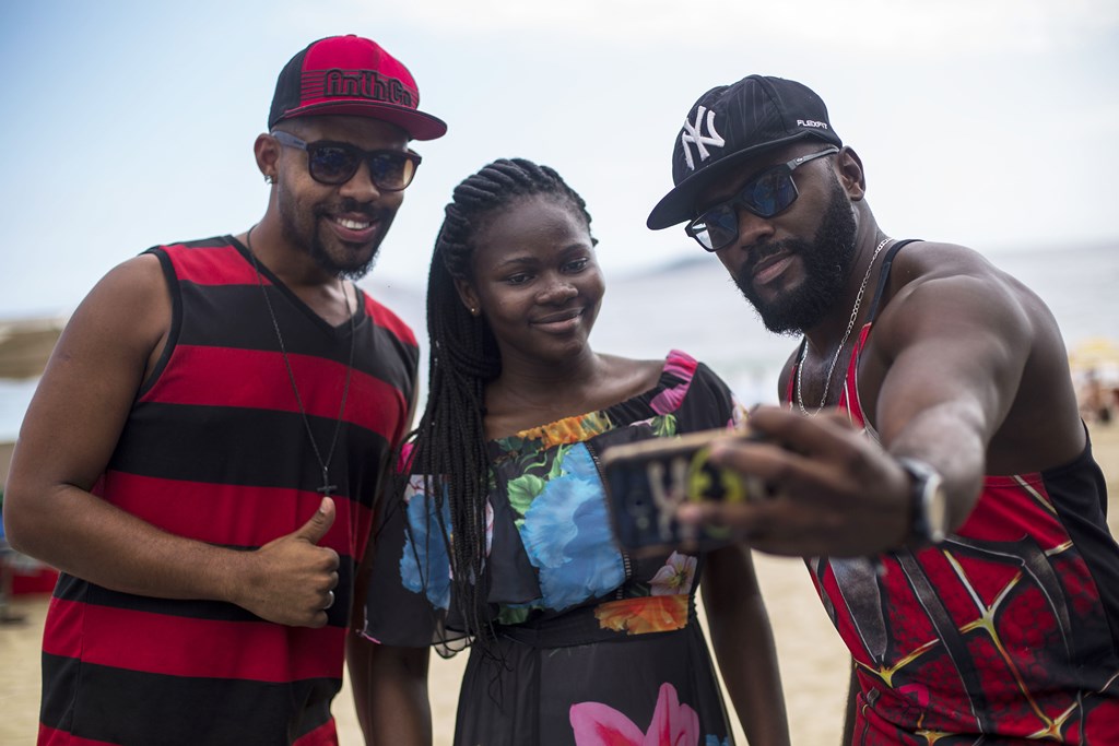 Fans of Isabel Antonio, 16, take a selfie with her at Ipanema beach in Rio de Janeiro, Brazil on December 6, 2017. AFP / AP / MAURO PIMENTEL
