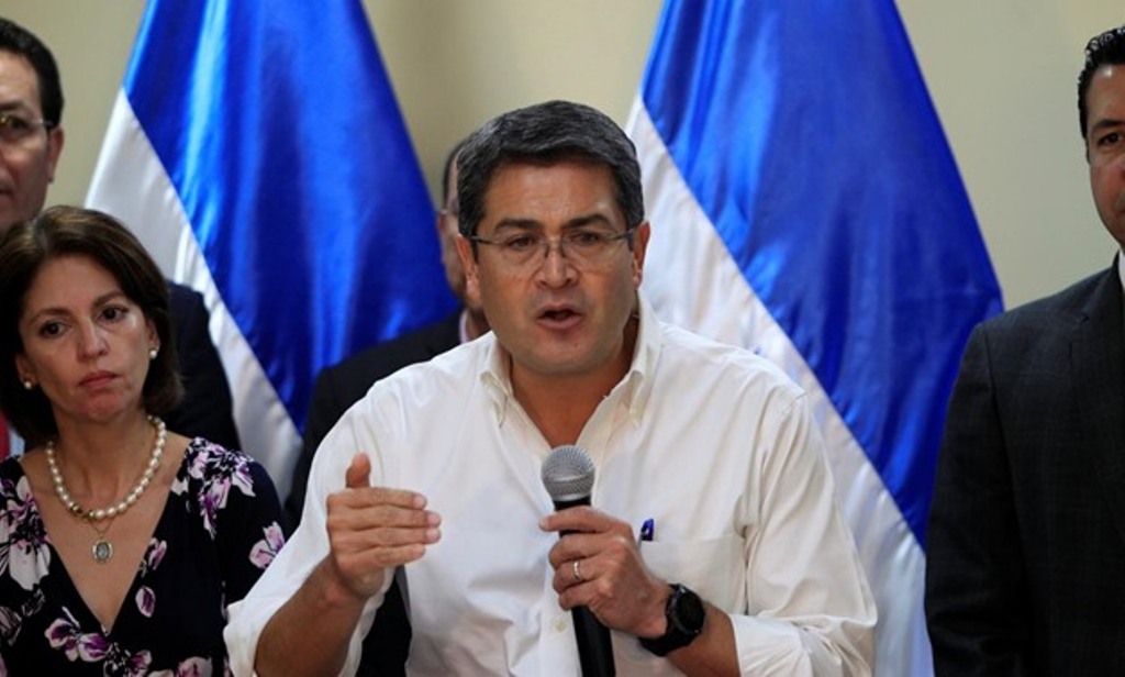 Honduras President and National Party candidate Juan Orlando Hernandez addresses the media at the Presidential House in Tegucigalpa, Honduras December 6, 2017. REUTERS/Jorge Cabrera.