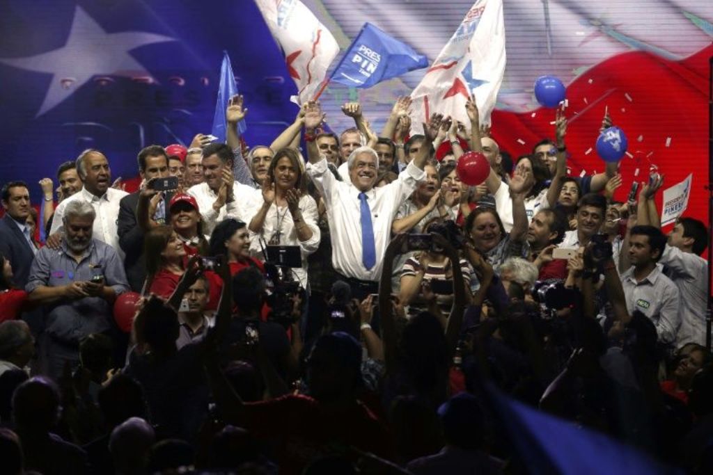 Chilean presidential candidate Sebastian Pinera (C), shown during his final campaign rally on December 14, 2017, won a lower-than-expected percentage of the vote in November's first round/ Pablo VERA, AFP.