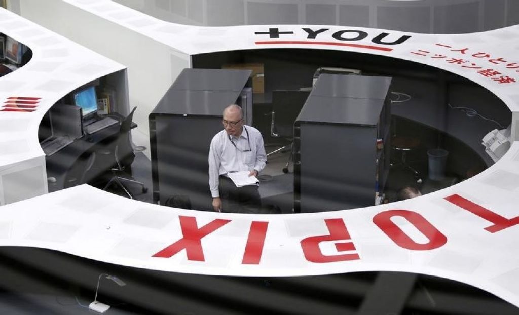 Tokyo Stock Exchange staff members work at the bourse at TSE in Tokyo. Photo: Reuters.