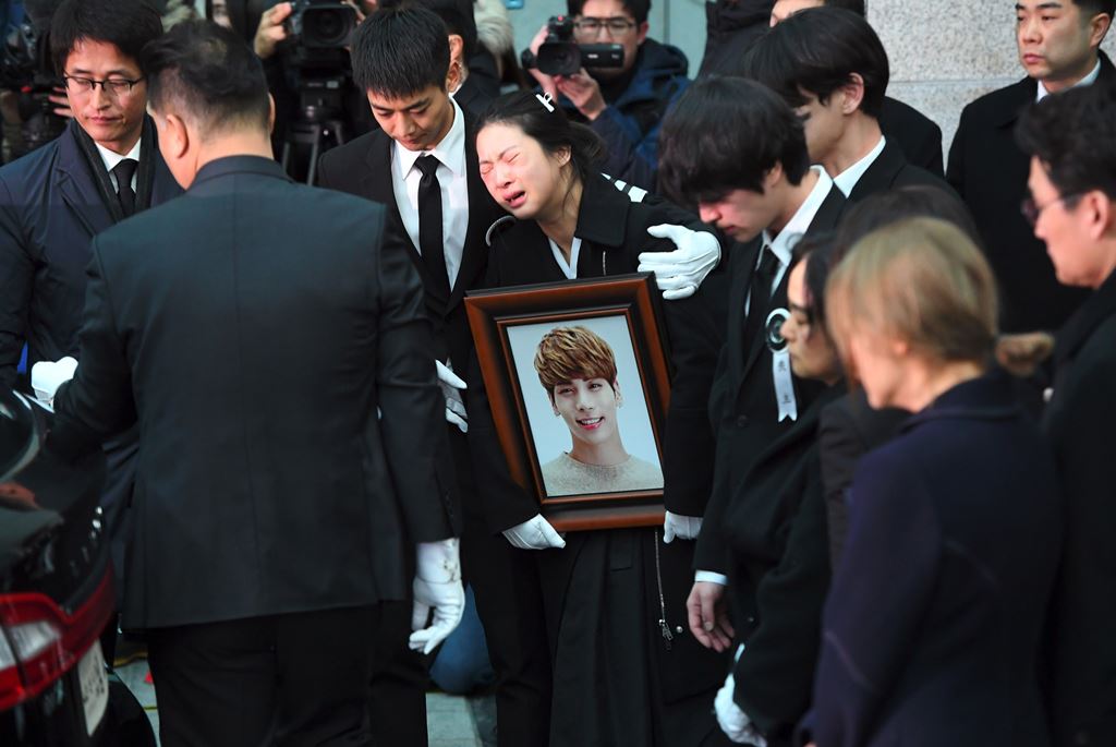 Family members and friends of late SHINee singer Kim Jong-Hyun cry as they carry out his coffin during a funeral at a hospital in Seoul on December 21, 2017. AFP / JUNG Yeon-Je
