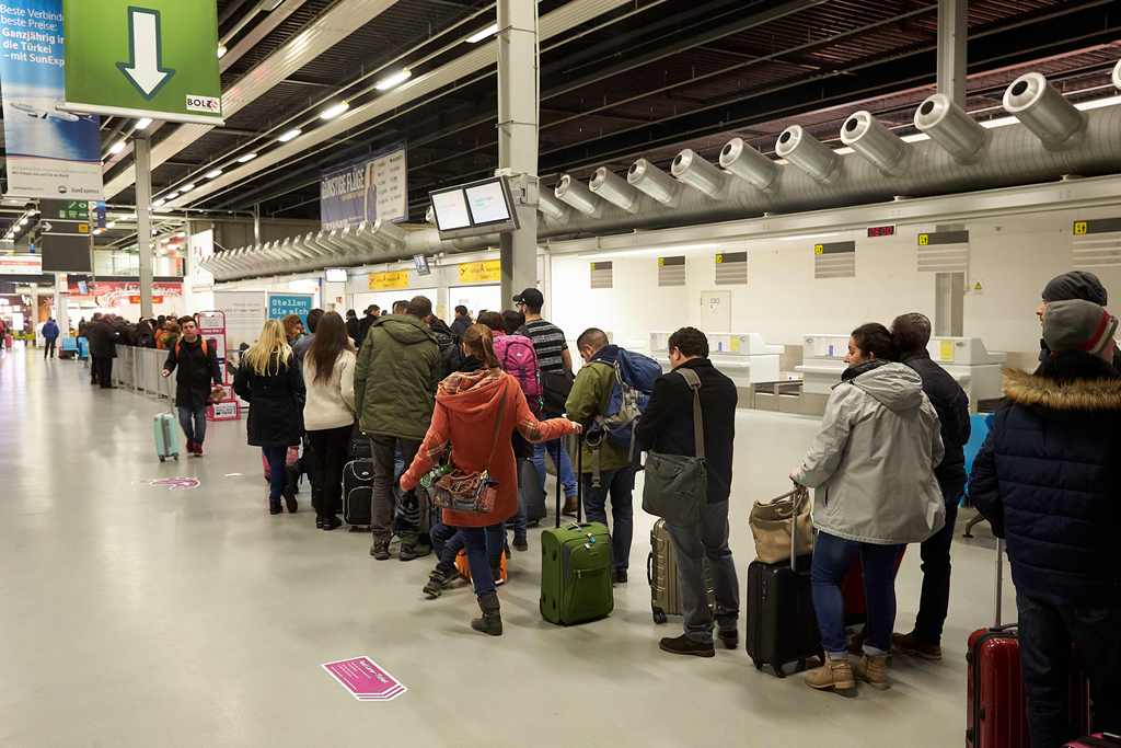 Passengers queue before checking in at the desk of the Irish low-coast airline company Ryanair in the Frankfurt Hahn Airport in Hahn, western Germany, on December 22, 2017. AFP / dpa / Thomas Frey