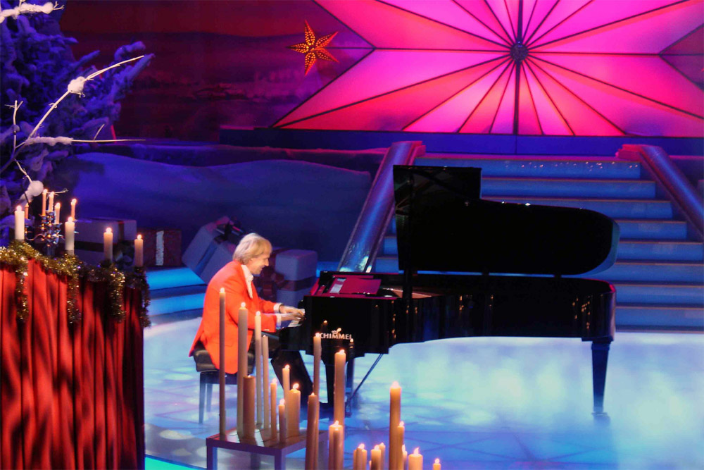 The popular pianist on a stage in Germany; picture from the image gallery on his website. 