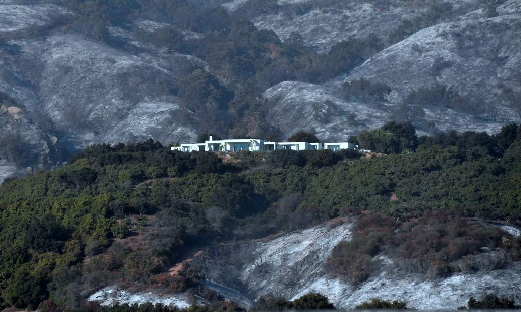 A house remains standing in front of an ash-filled hillside from recent fires in Montecito, California on December 20, 2017, amid concerns the return of winds may spark the Thomas Fire again which authorities said was 60 percent contained. AFP / FREDERIC 