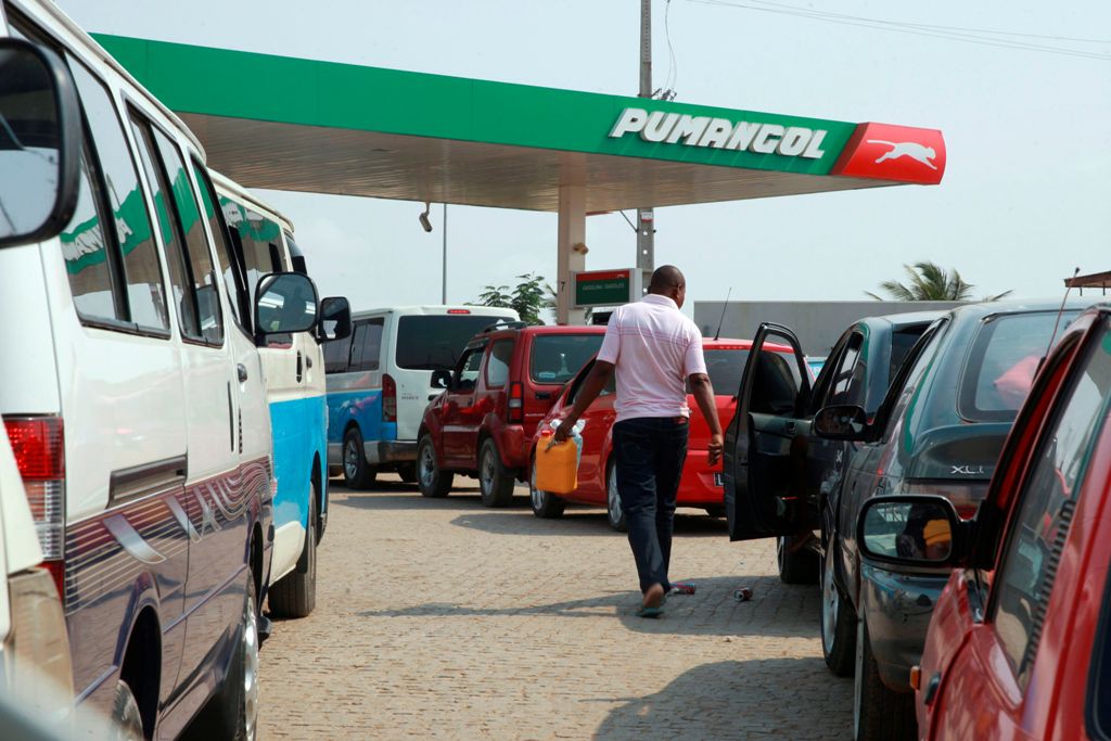 Luanda residents queue with their cars at a gas station on December 21, 2017 in Luanda, Angola. AFP / AMPE ROGERIO