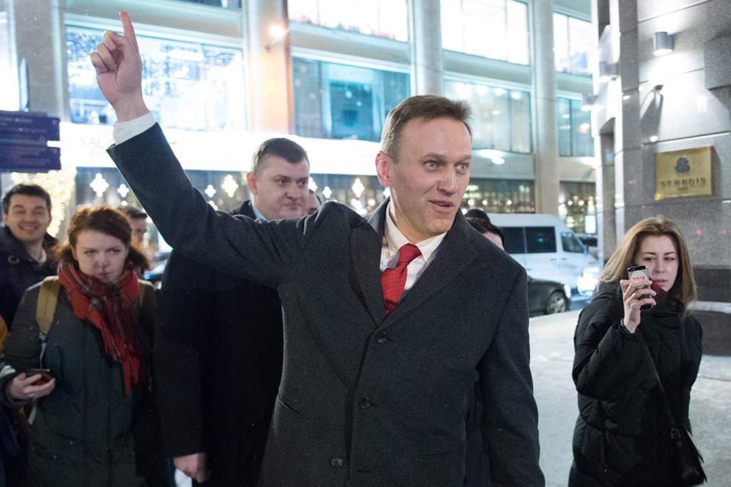 Russian opposition leader Alexei Navalny walks along a street in Moscow on December 25, 2017, after the election commission rejected his presidential bid.   AFP / Dmitry Serebryakov
