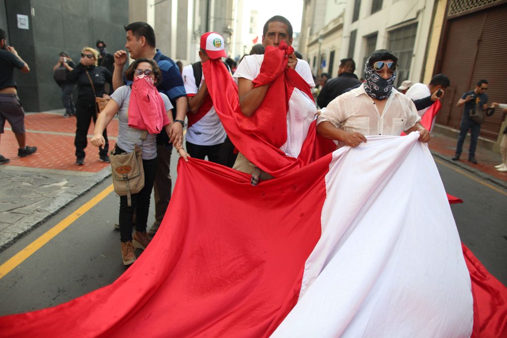 People hold a protest against Peruvian President Pedro Pablo Kuczynski's humanitarian pardon to Peru's jailed ex-president Alberto Fujimori, in Lima on December 25, 2017.  AFP / Juan Vita

