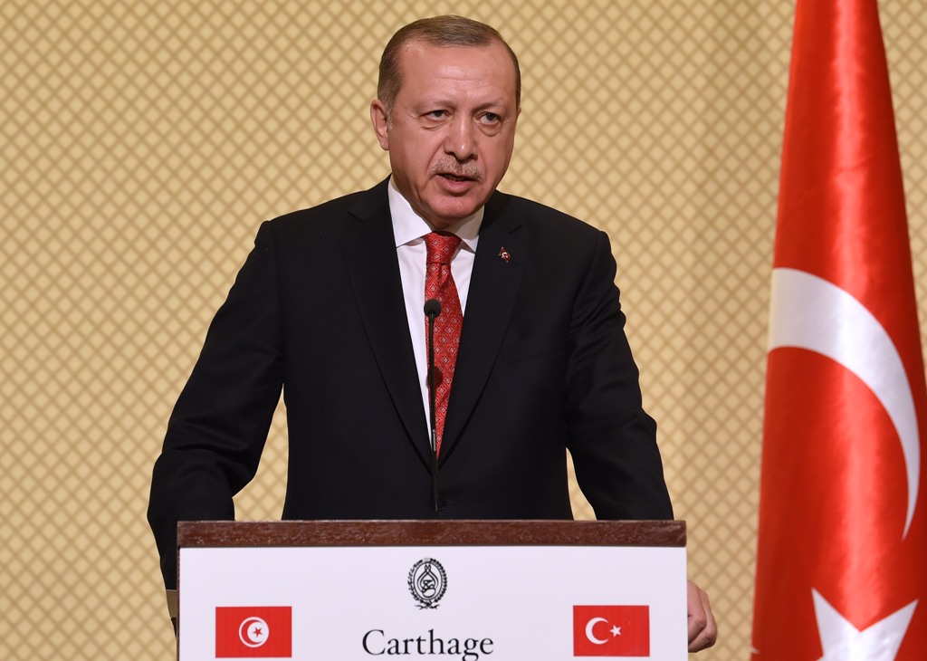 Turkish President Recep Tayyip Erdogan speaks during a press conference with his Tunisian counterpart on December 27, 2017 at Carthage palace near Tunis.   / AFP / FETHI BELAID