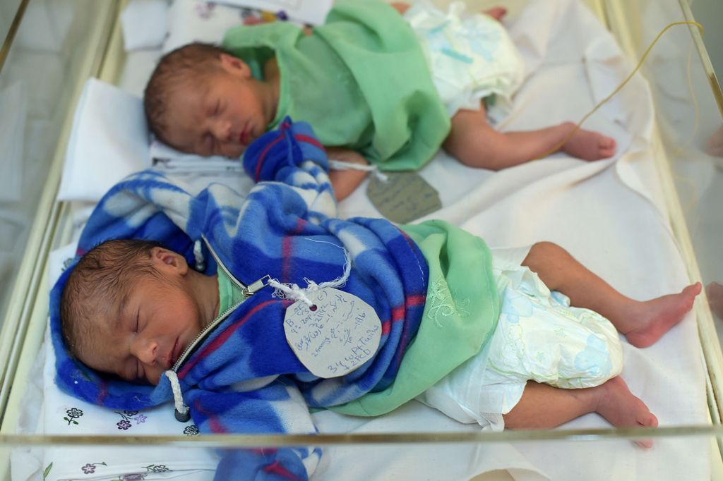 This picture taken on December 26, 2017 shows newborn babies at a maternity ward in the Malalai Maternity Hospital in Kabul. / AFP / Shah MARAI 