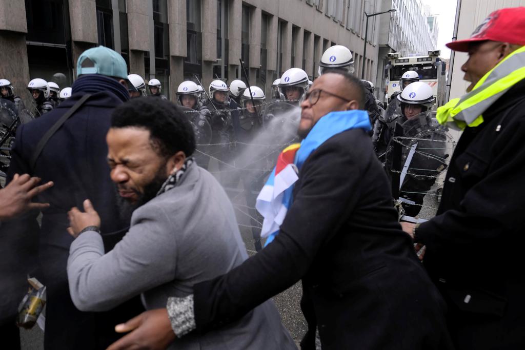 Members of Congolese associations calling Joseph Kabila to step down as President of the Democratic Republic of Congo, clash with police officers during a demonstration on December 30, 2017 in Brussels. Belgium OUT / AFP.