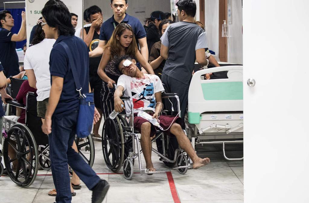 A man injured by firecrackers is being taken care of at the Jose Reyes Memorial Medical Center in Manila early on January 1, 2018, after new year's celebrations. / AFP.