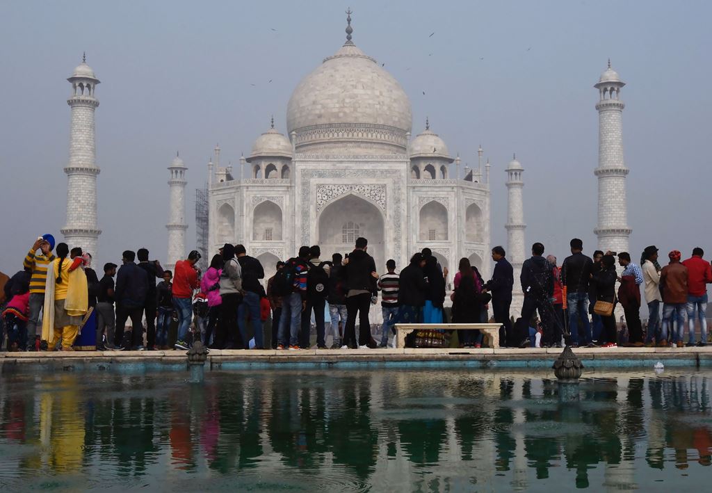 Crowds gather to visit the Taj Mahal in Agra on January 3, 2018. AFP / Dominique Faget 