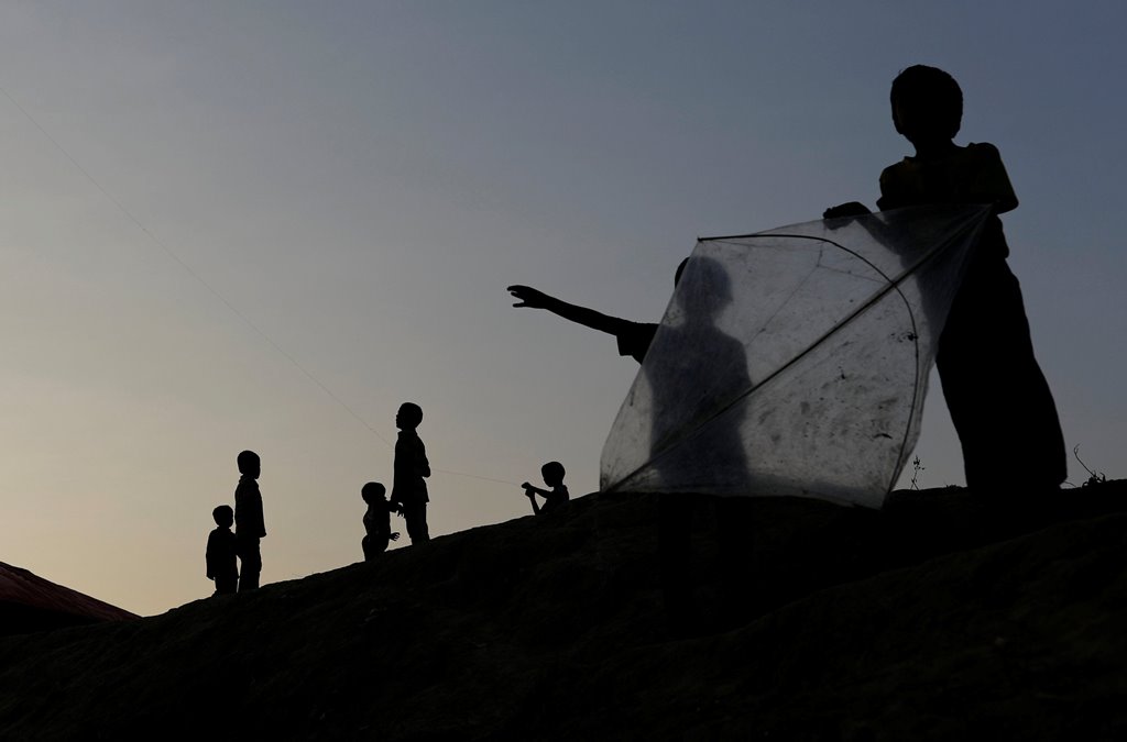 Rohingya refugee children play kites at Balukhali refugee camp, near Cox's Bazar, Bangladesh January 6, 2018. REUTERS/Tyrone Siu
