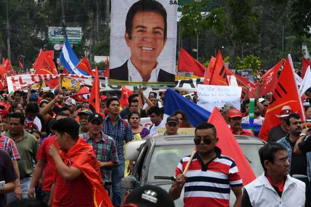 Supporters of presidential candidate for the Opposition Alliance Against the Dictatorship, Salvador Nasralla, take part in a march to claim Nasrallas presidency in San Pedro Sula, 180 km north of Tegucigalpa, on January 6, 2018. AFP.