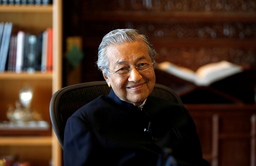 Former Malaysian prime minister Mahathir Mohamad smiles during an interview with Reuters in Putrajaya, Malaysia, March 30, 2017. REUTERS/Lai Seng Sin/File Photo.