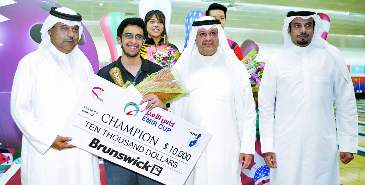Jassim Mohammed Al Muraikhi of Qatar, winner in the Emir Cup 2017, poses for a picture along with the winner’s cheque and bowling officials in this March 2016 file picture at the Qatar Bowling Center in Doha. 