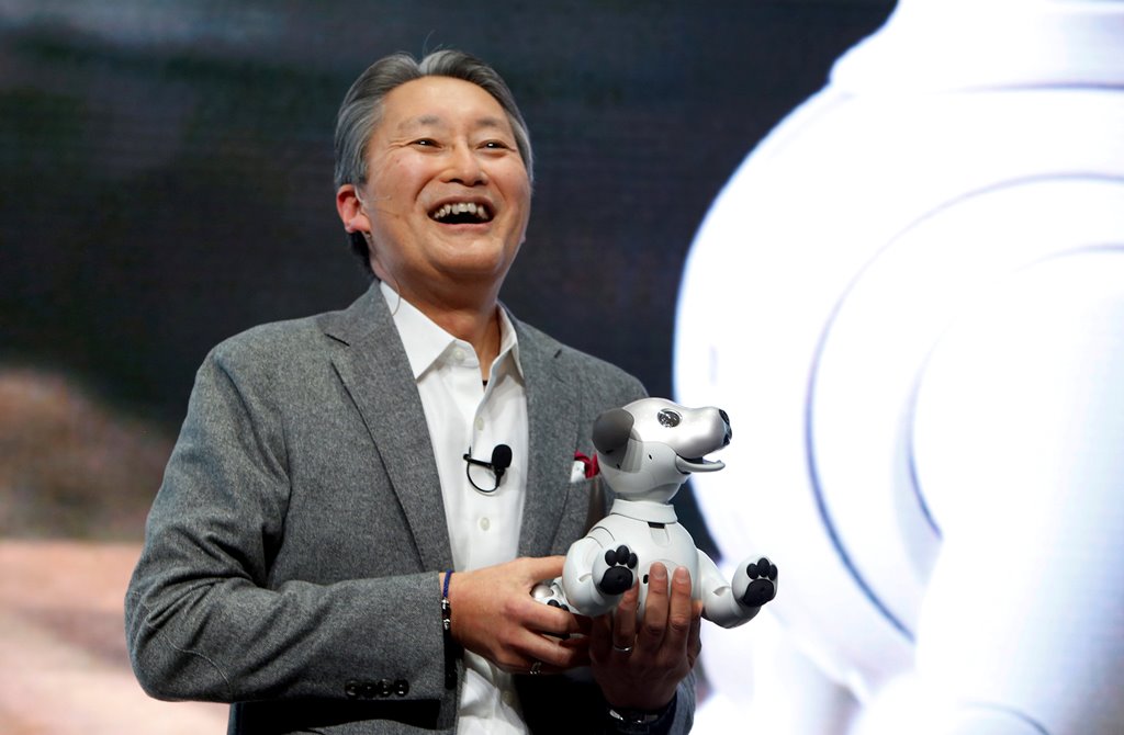 Kazuo Hirai, president and CEO of Sony Corporation, holds an Aibo robotic dog during a news conference at the 2018 CES in Las Vegas, Nevada, U.S. January 8, 2018. REUTERS/Steve Marcus 
