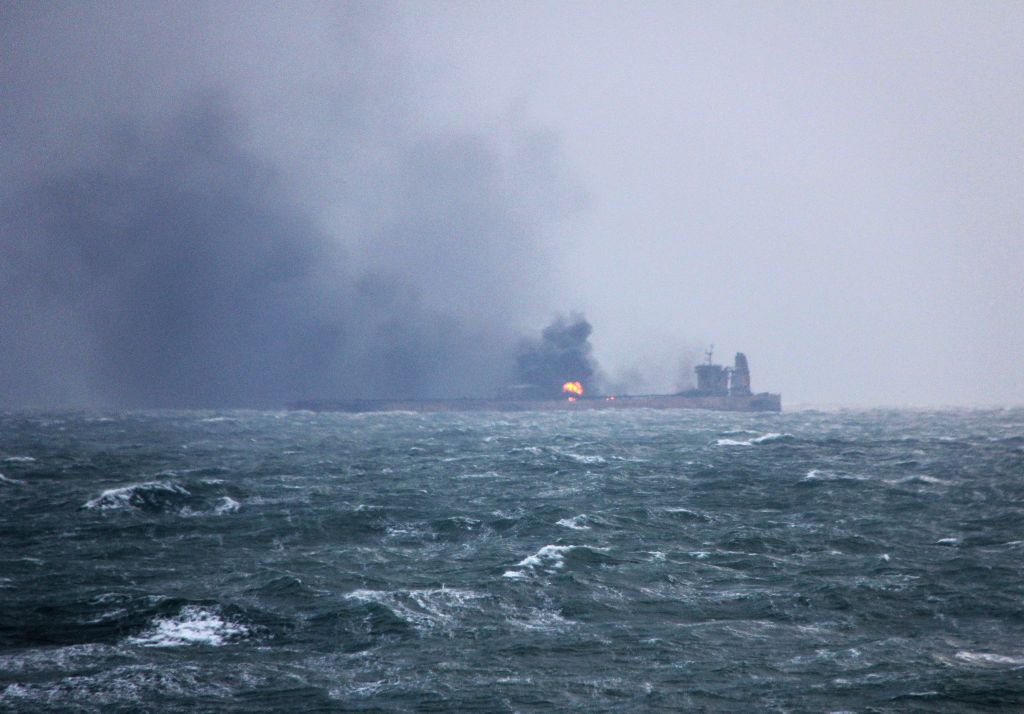 This handout photo from the Transport Ministry of China taken and released on January 9, 2018 shows smoke and flames coming from the burning oil tanker 'Sanchi' at sea off the coast of eastern China. AFP PHOTO / TRANSPORT MINISTRY OF CHINA