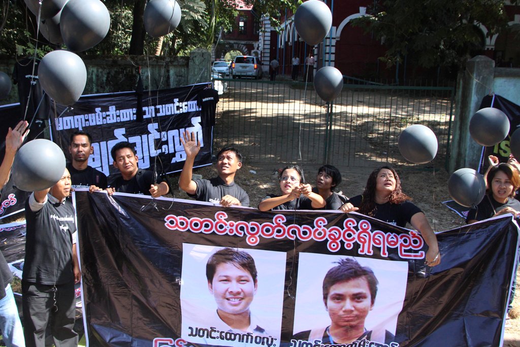 Journalists take part in a protest outside the court where Reuters journalists Wa Lone and Kyaw Soe Oo attend a hearing in Yangon, Myanmar January 10, 2018. REUTERS/Stringer 