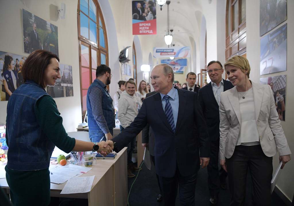Russian President Vladimir Putin visits his election campaign office in Moscow on January 10, 2018. Russia's presidential election is scheduled for March 18, 2018. / AFP / SPUTNIK / Alexey DRUZHININ
