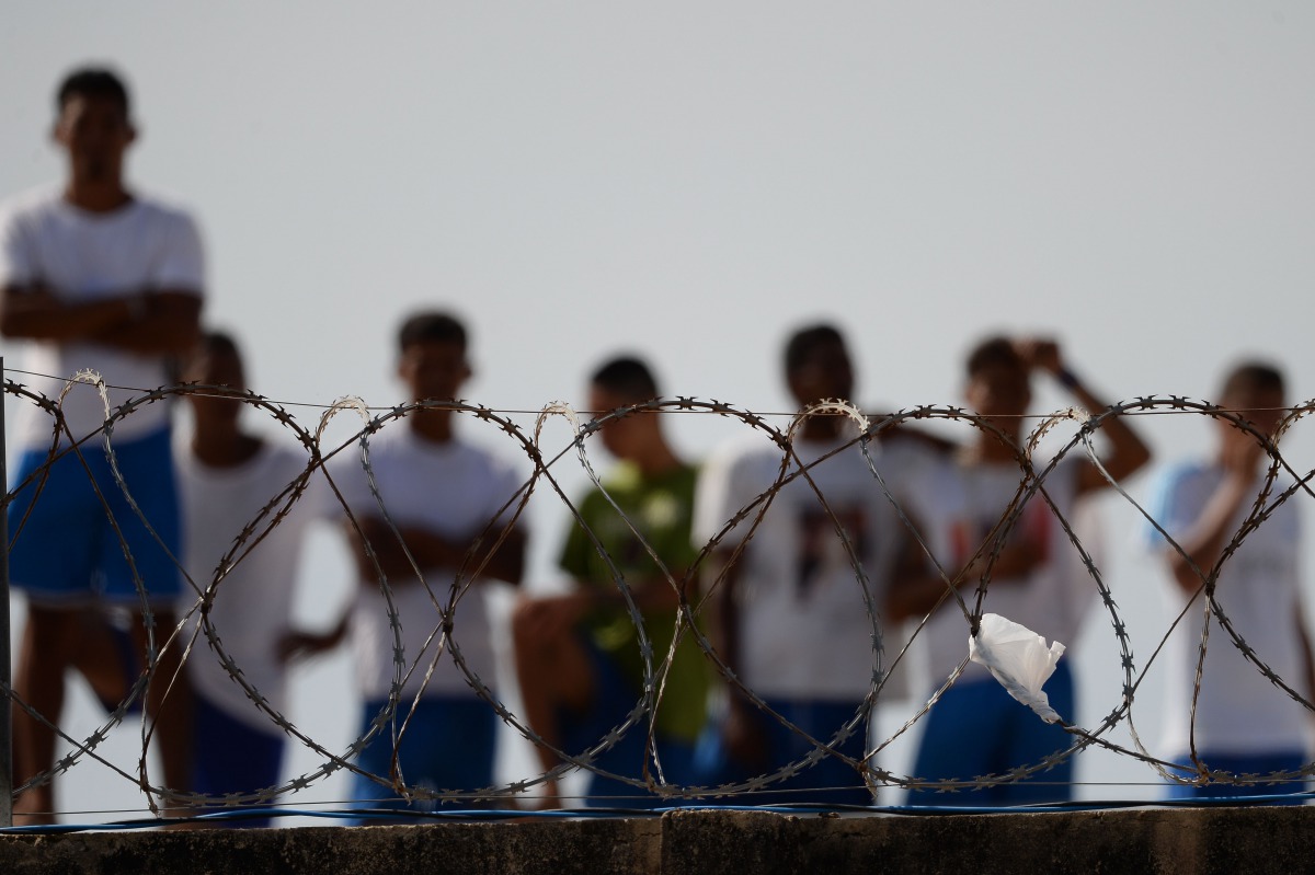 Inmates watching as injured prisoners are removed to receive medical care the day after a battle between gangs in the Alcacuz Penitentiary Center, where inmates remain armed and out of control, near Natal in Rio Grande do Norte, Brazil, January 20, 2017. 