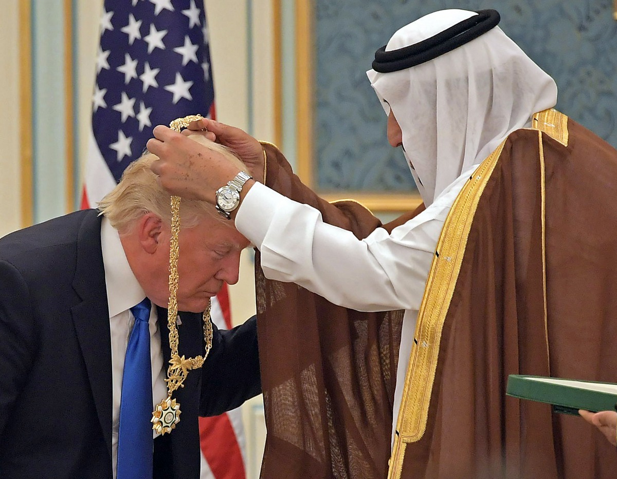 US President Donald Trump (C) receiving the Order of Abdulaziz al-Saud medal from King Salman bin Abdulaziz al-Saud of Saudi Arabia at the Saudi Royal Court in Riyadh on May 20, 2017. AFP / Mandel Ngan