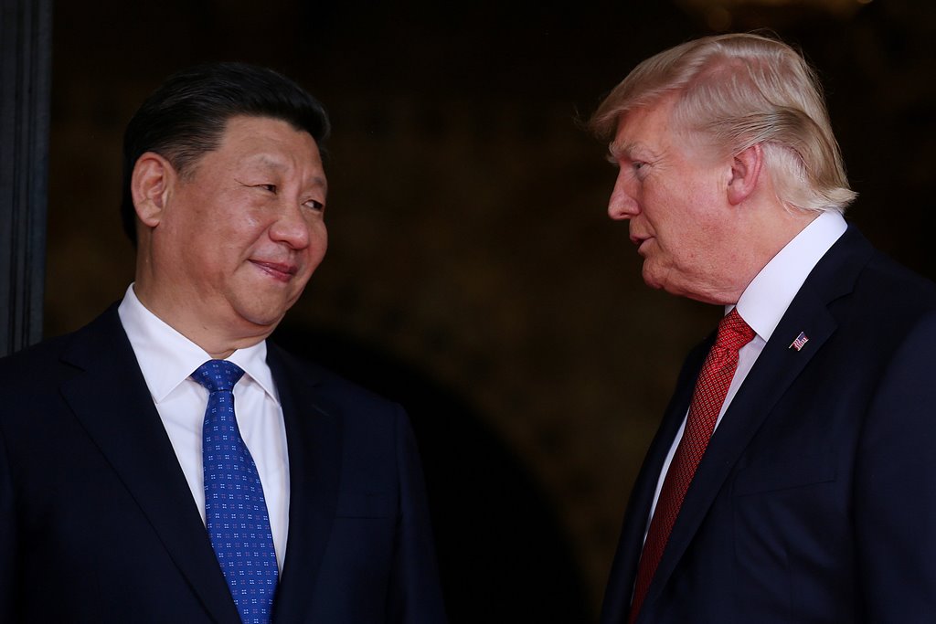 FILE PHOTO: US President Donald Trump welcomes Chinese President Xi Jinping at Mar-a-Lago in Palm Beach, Florida, U.S., April 6, 2017. REUTERS/Carlos Barria/File Photo
