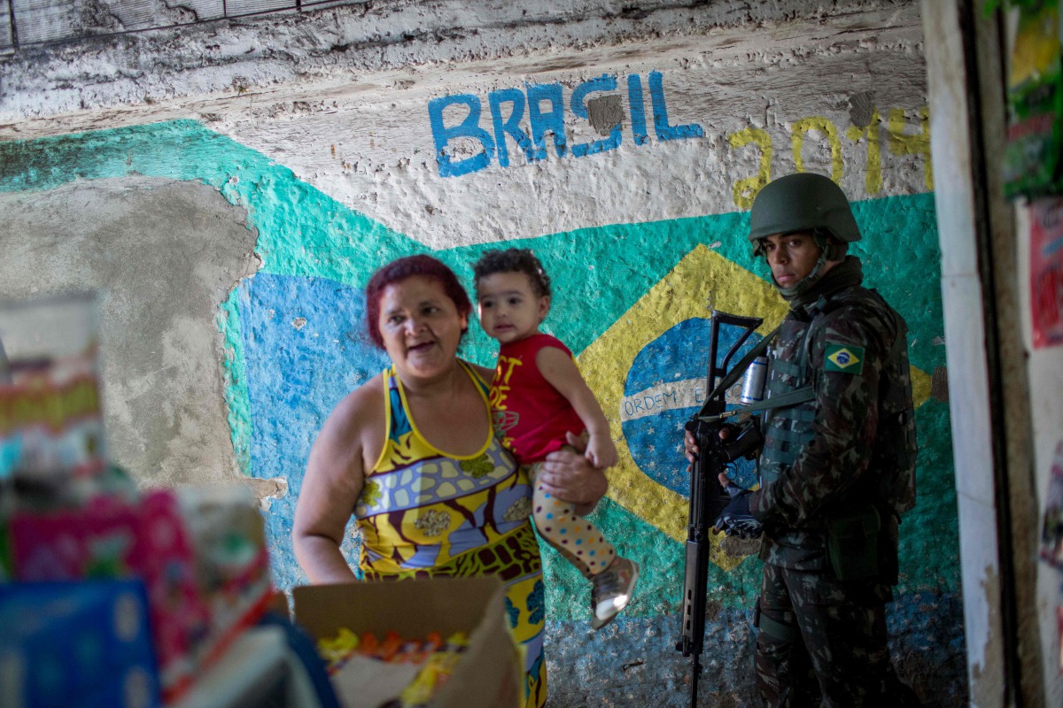 Brazilian army soldiers patrol the Rocinha favela in Rio de Janeiro on October 11, 2017 (AFP / Mauro Pimentel) 