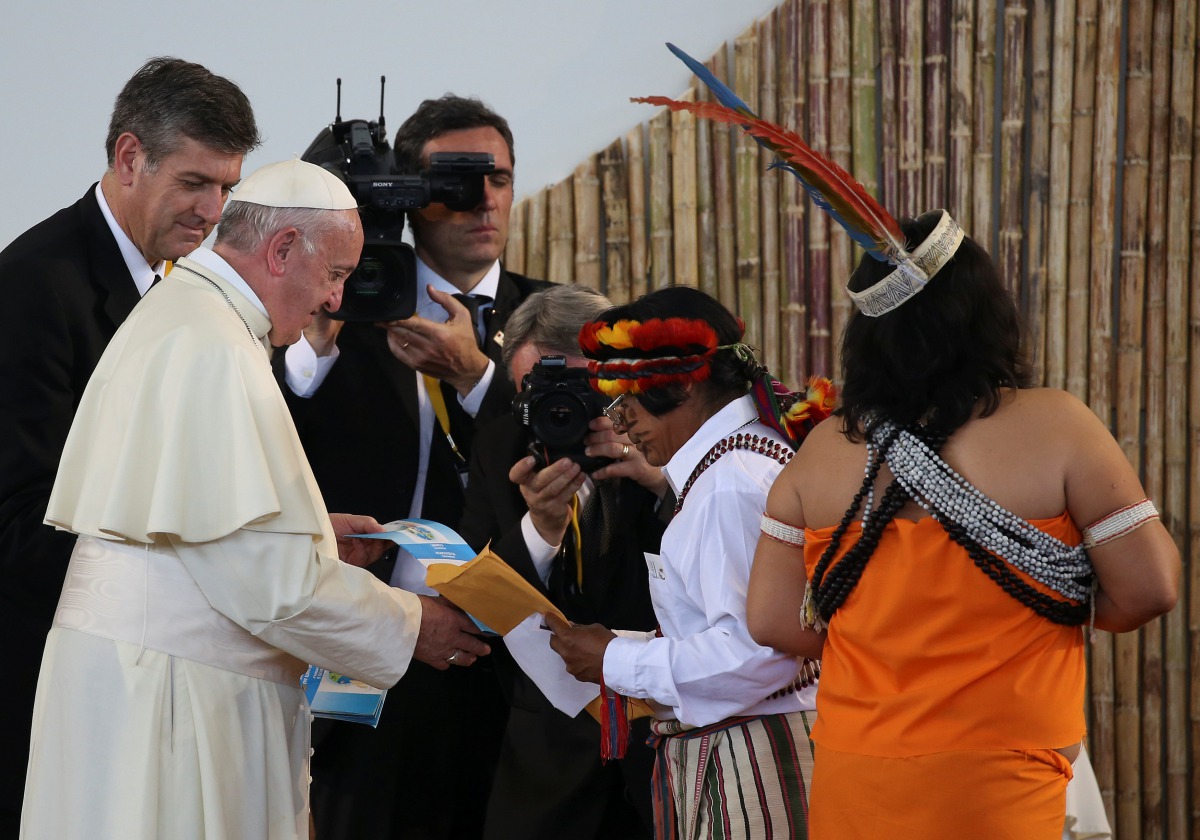 Pope Francis is greeted by members of an indigenous group from the Amazon region during a meeting at the Coliseo Regional Madre de Dios in Puerto Maldonado, Peru, January 19, 2018. Reuters/Alessandro Bianchi