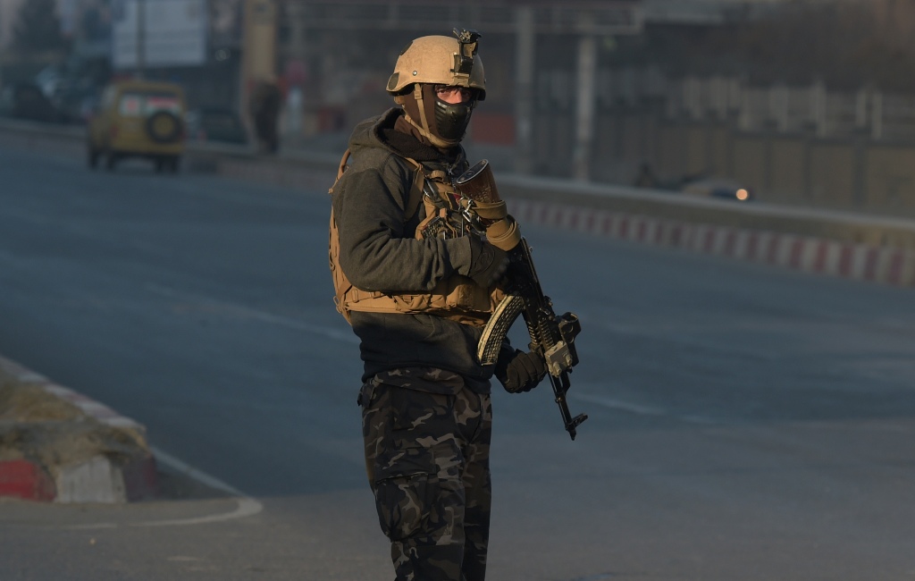 An Afghan security forces keeps watch near the Intercontinental Hotel following an attack in Kabul on January 21, 2018. / AFP / SHAH MARAI