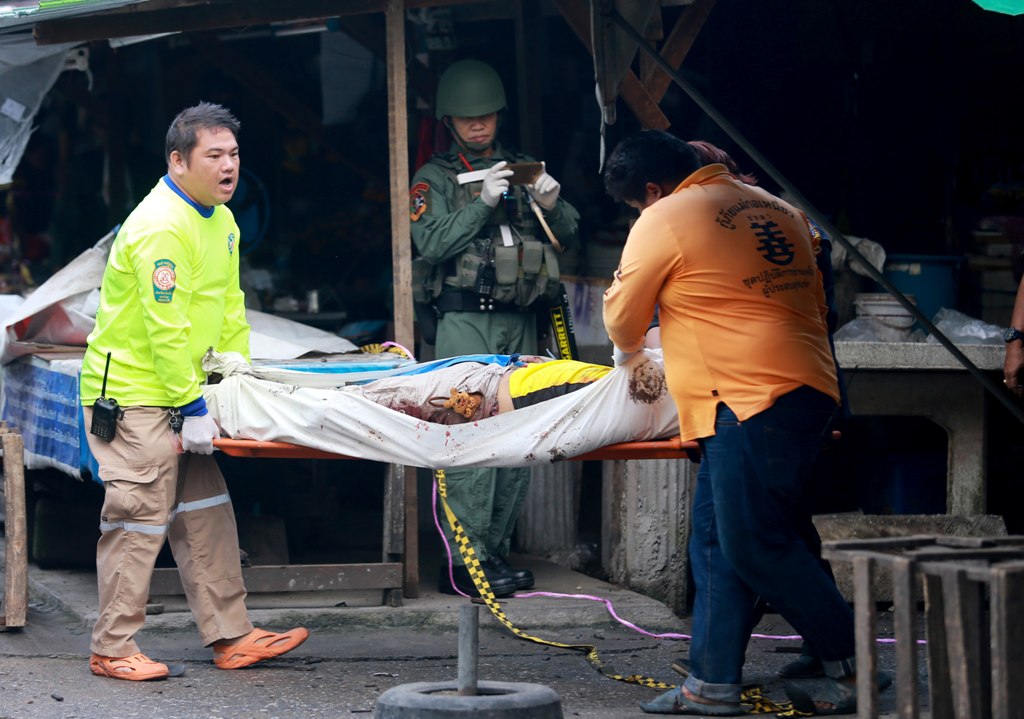Thai rescue workers carry the body of a victim killed in a bomb explosion at Pimolchai fresh food market in the city of Yala, in the Muslim-majority province of Yala, southern Thailand, 22 January 2018. EPA/NAKHARIN CHINNAWORNKOMOL