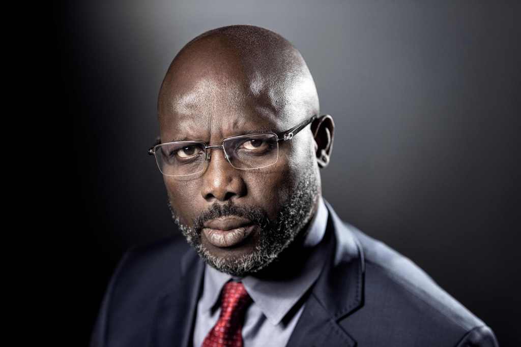(FILES) This file photo taken on September 25, 2017 shows former football player and candidate in Liberia's presidential elections, George Weah posing during a photo session in Paris.   AFP / JOEL SAGET
