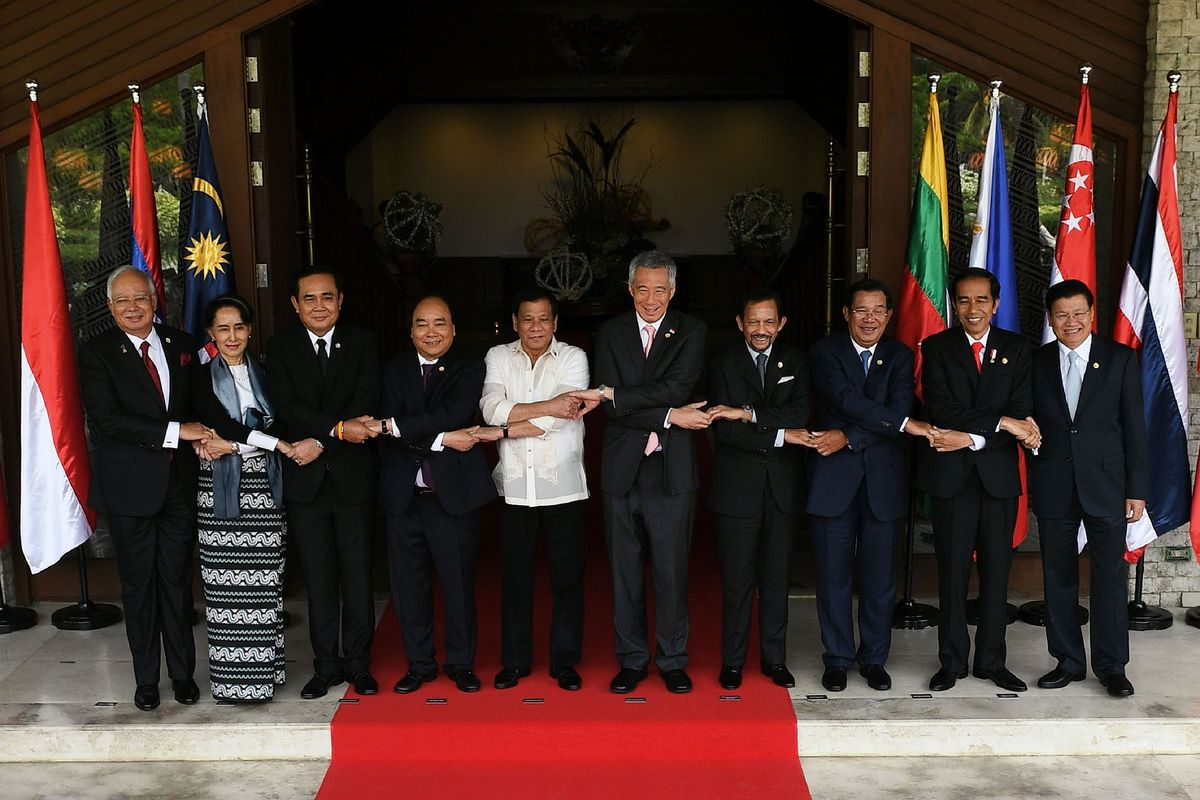 Malaysia's Prime Minister Najib Razak, from left to right, Myanmar's State Counsellor and Foreign Minister Aung San Suu Kyi, Thailand's Prime Minister Prayut Chan-O-Cha, Vietnam's Prime Minister Nguyen Xuan Phuc, Philippine President Rodrigo Duterte, Sing