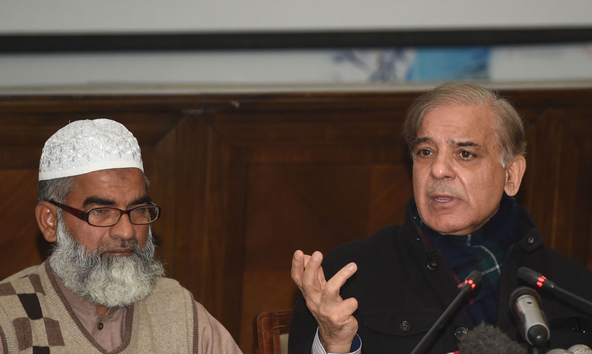 Pakistani Chief Minister of Punjab province Shahbaz Sharif (R) gives a press conference next to Ameen Ansari, the father of Zainab Fatima Ameen, 6, who was found raped and murdered, in Lahore on January 23, 2018. AFP / Arif Ali
